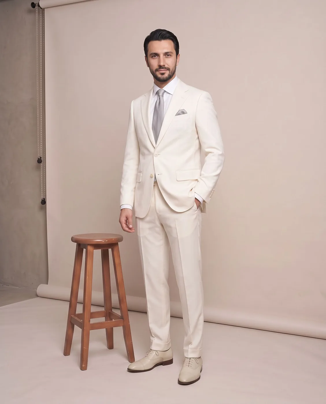 Beyaz Slim Damatlık — Gümüş Kravat